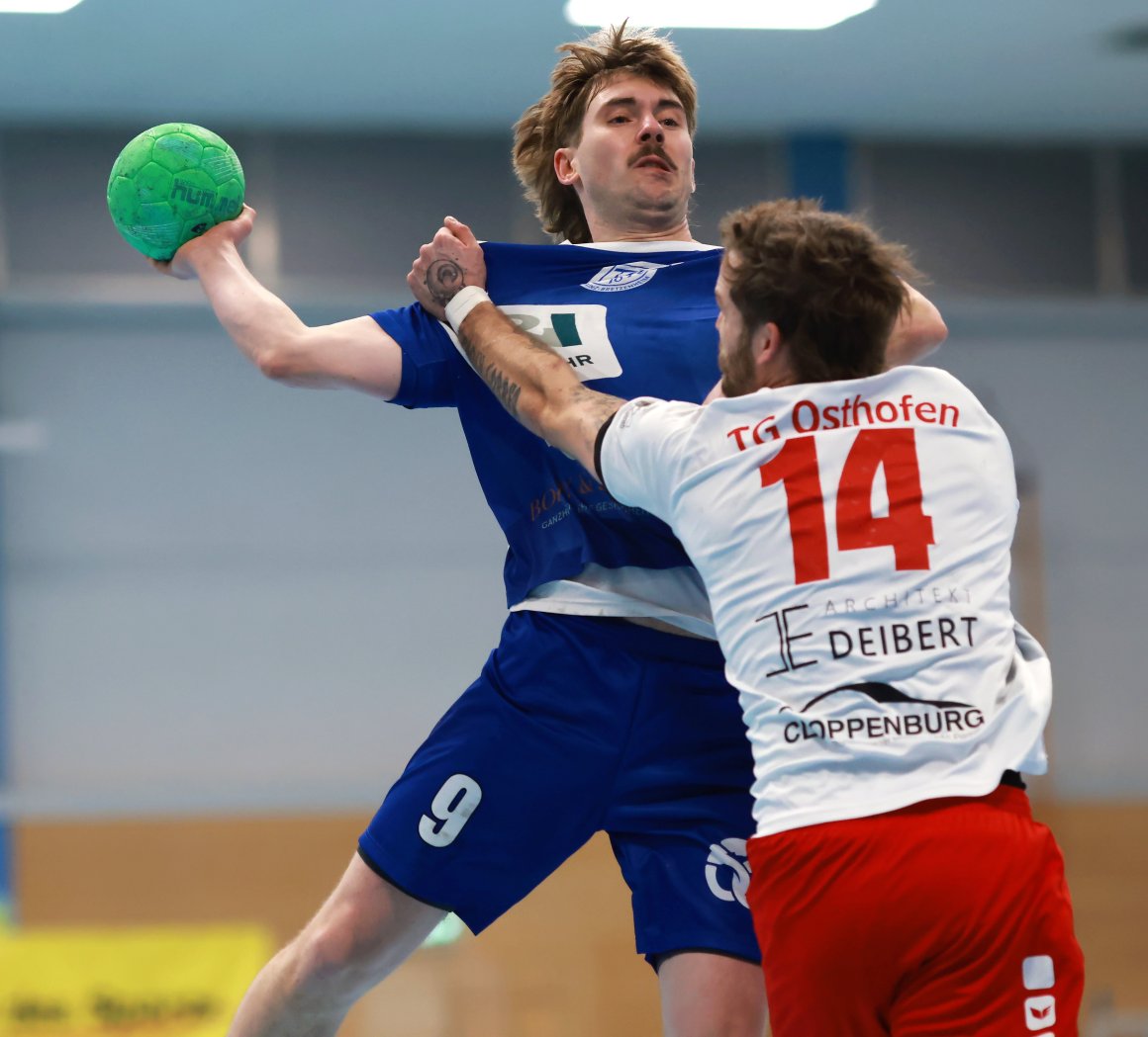 Tobias Weyrich wird von TGO-Spieler Silas Höfler ziemlich effektiv attackiert. Der Spielmacher der TSG 