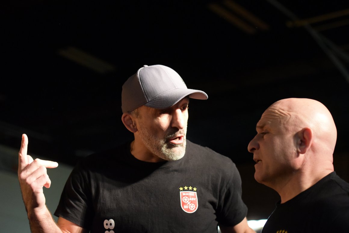 Die Mainzer Trainer Davyd Bichinashvili und Harun Yildiz wollen die Hauptrunde mit einem Sieg gegen den SC Kleinostheim abschließen – und dann schauen, was in Hösbach passiert.