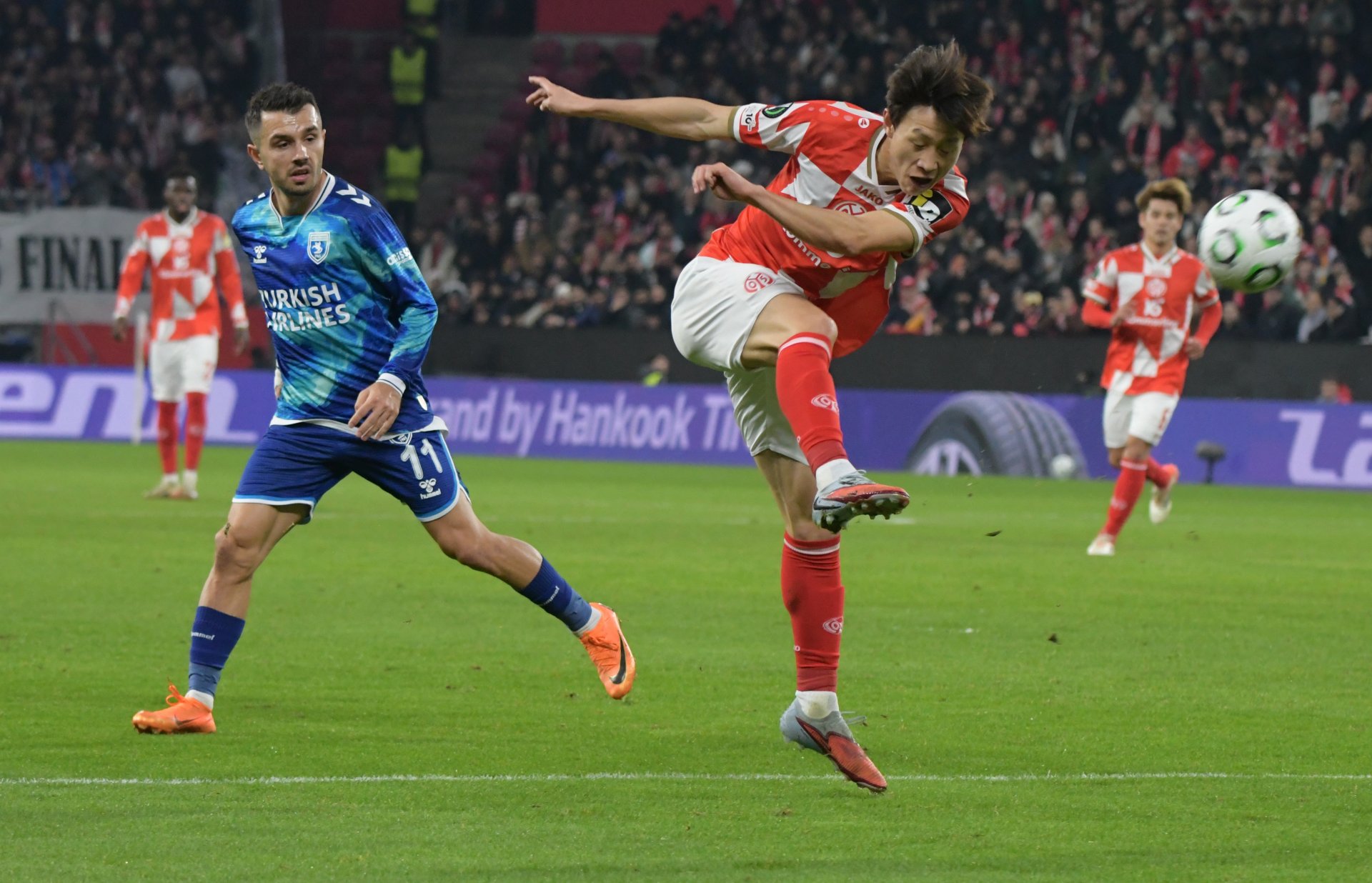 Jae-sung Lee hätte die Partie in der 55. Minute vorentscheiden können, setzte den Abschluss nach einem Lupfer von Nadiem Amiri aber übers Tor.