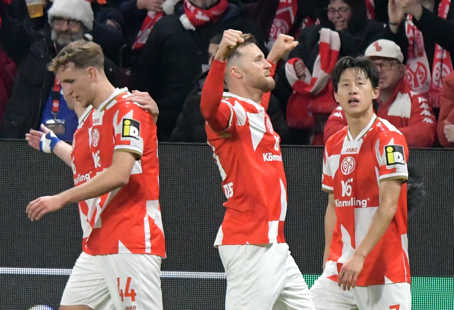 Seinen Jubel verband der Schweizer damit...