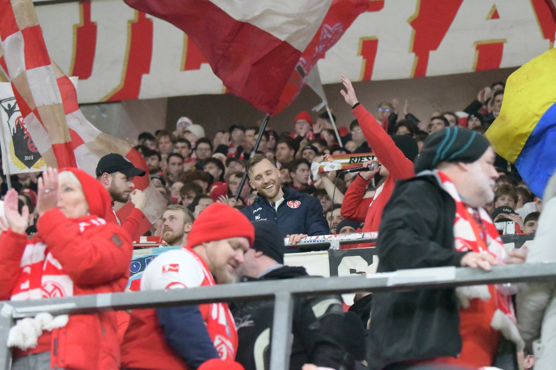 Silvan Widmer ging zur Humba auf die Tribüne...