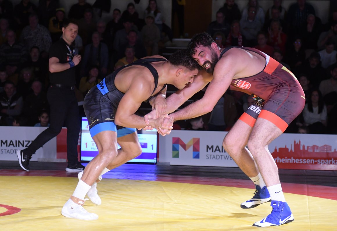 Ist der Gegner eher klein, wird's ein langer Weg zum Bein: Mit diesem Problem hatte Abdallh Karem gegen Joshua Morodion zu kämpfen.