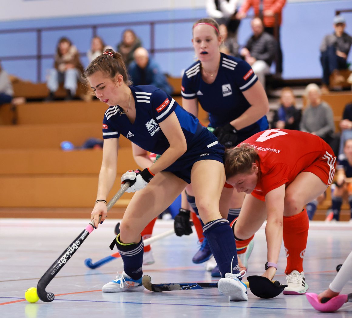 Die Rückkehr in die 1. Regionalliga bleibt für den TSV Schott (vorne Helena Mayer) nach sechs der zehn Partien im Bereich des Möglichen.