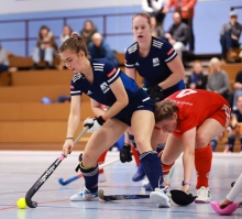 Die Rückkehr in die 1. Regionalliga bleibt für den TSV Schott (vorne Helena Mayer) nach sechs der zehn Partien im Bereich des Möglichen.