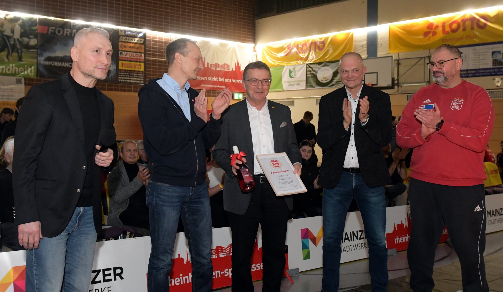 …und bei Lotto-Chef Jürgen Häfner für die langjährige Unterstützung bedankte.