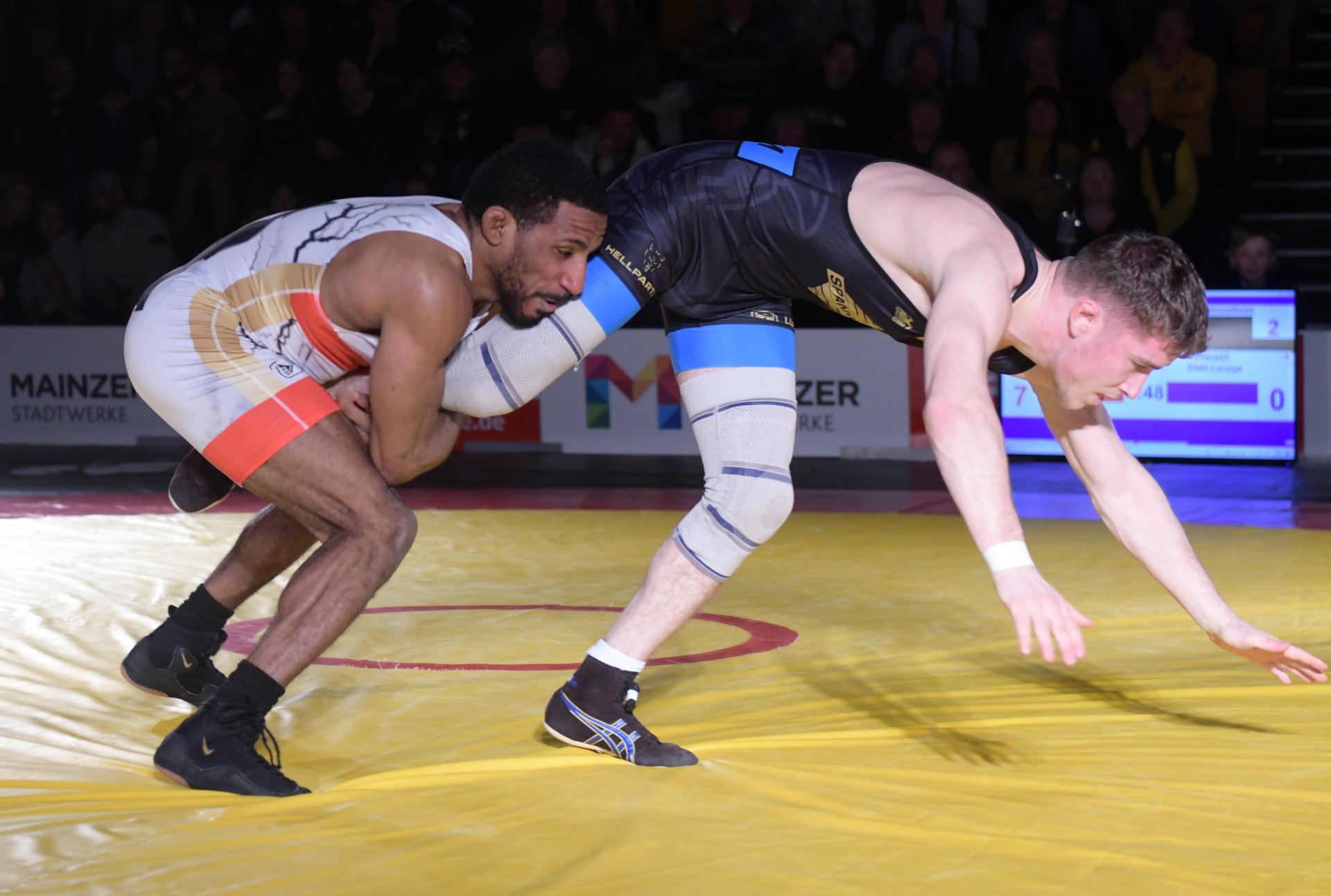 ...und deshalb kämpfte er nicht in Rot, sondern in Weiß gegen Eliah Lucyga...