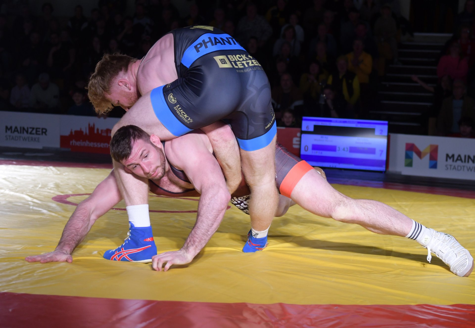 Im Greco-Halbschwergewicht vermochte Wladimir Remel (unten)…