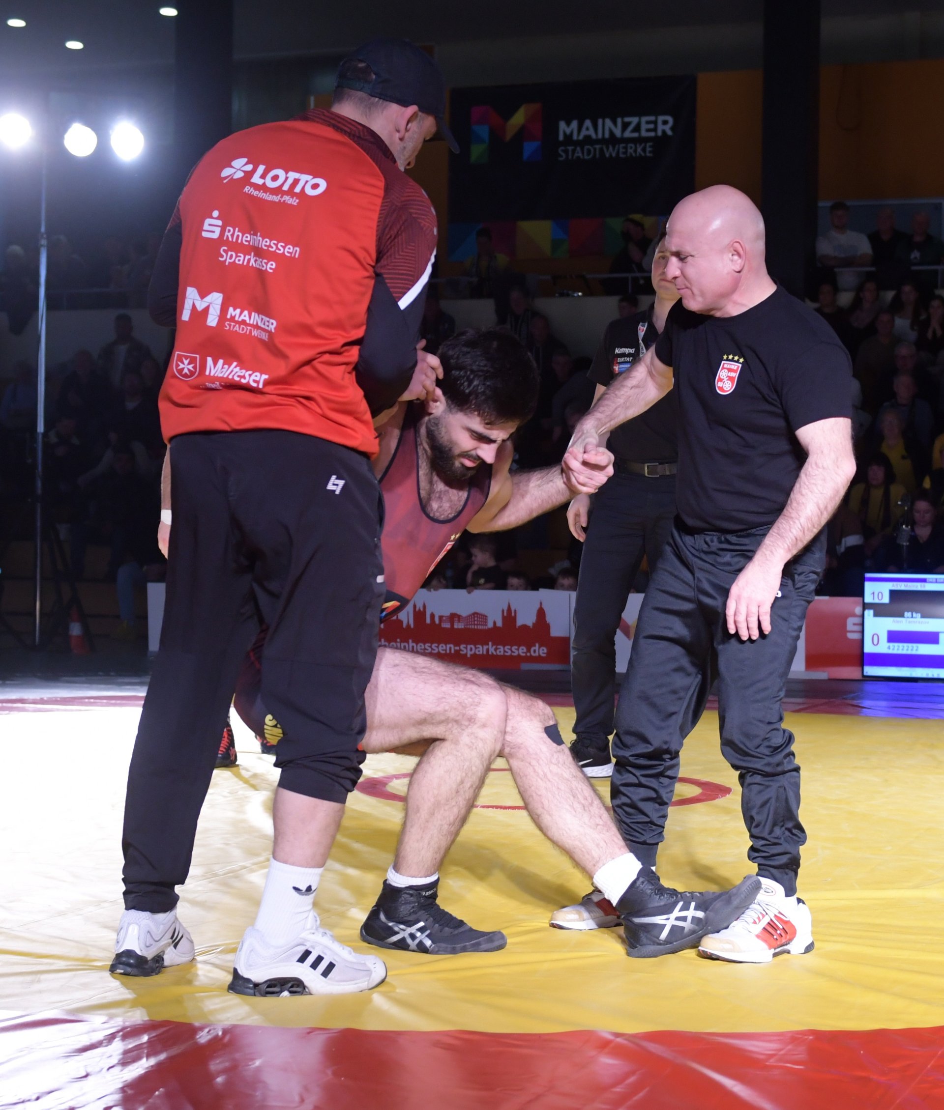 …sein seit zwei Wochen lädiertes Knie bereitete dem Mainzer Schmerzen.