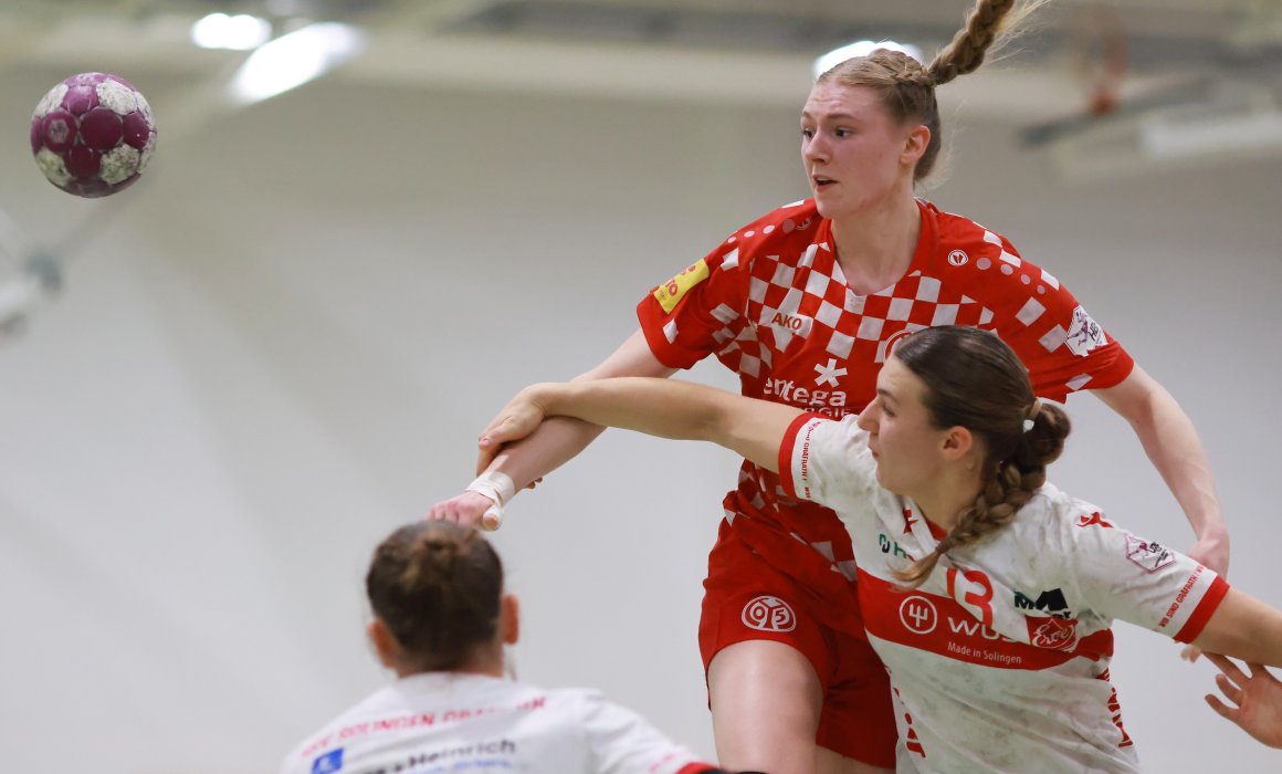 Der Rückraum der 05-Handballerinnen muss wieder gefährlicher agieren. Das war das Lernziel der Weihnachtswoche für Rugile Bartaseviciute, hier beim klaren 32:23-Heimsieg der Vorsaison gegen den HSV Solingen-Gräfrath im Einsatz, und ihren Kolleginnen auf den drei Positionen.