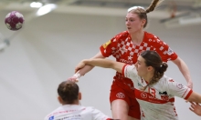 Der Rückraum der 05-Handballerinnen muss wieder gefährlicher agieren. Das war das Lernziel der Weihnachtswoche für Rugile Bartaseviciute, hier beim klaren 32:23-Heimsieg der Vorsaison gegen den HSV Solingen-Gräfrath im Einsatz, und ihren Kolleginnen auf den drei Positionen.