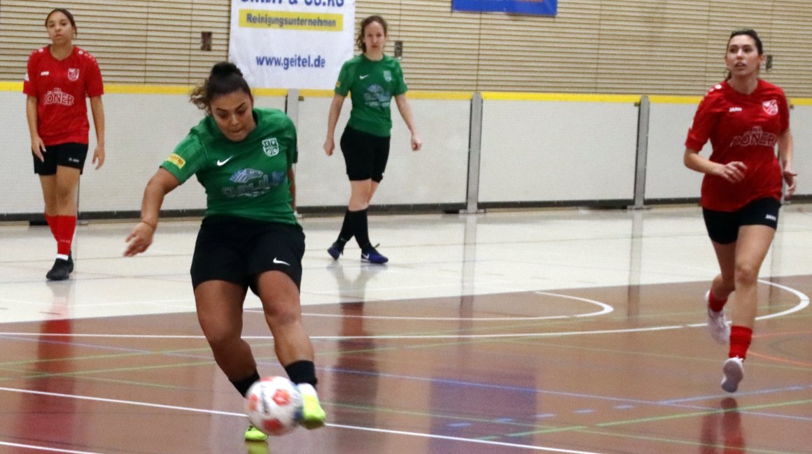 Den Torreigen des SV Ober-Olm im einseitigen Finale eröffnete Aicha Dali mit diesem Schuss aus der Halbdistanz. 