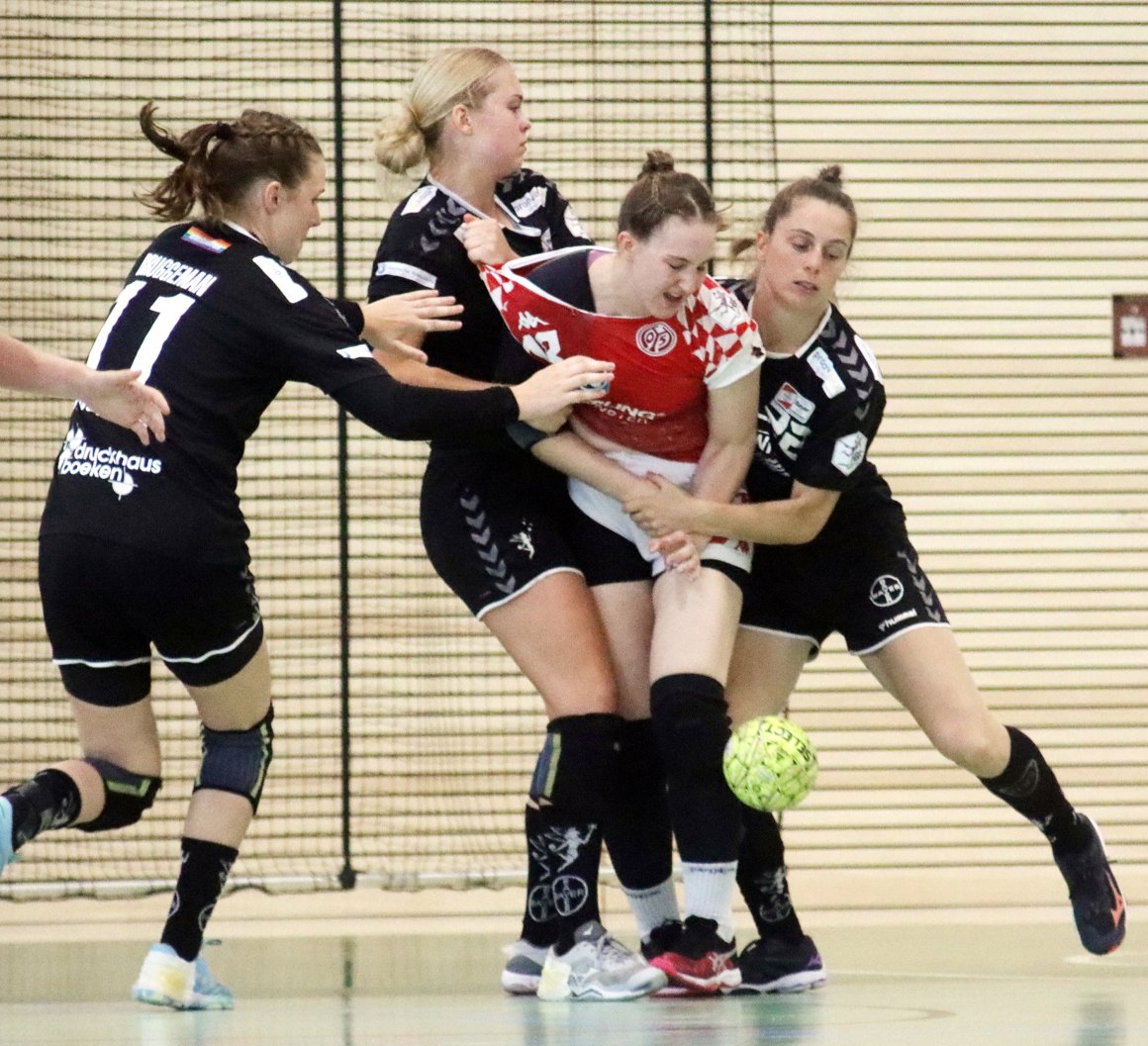 Das jüngste Aufeinandertreffen mit dem bisherigen Erstligadino TSV Bayer 04 Leverkusen ging es im Rahmen der Vorbereitung auf die Saison 2021/22 vergleichsweise eng zu, Kreisläuferin Leah Schulze, die im Sommer in die Zweite Mannschaft wechselte, lernte die Körperlichkeit der Bundesligadeckung kennen.