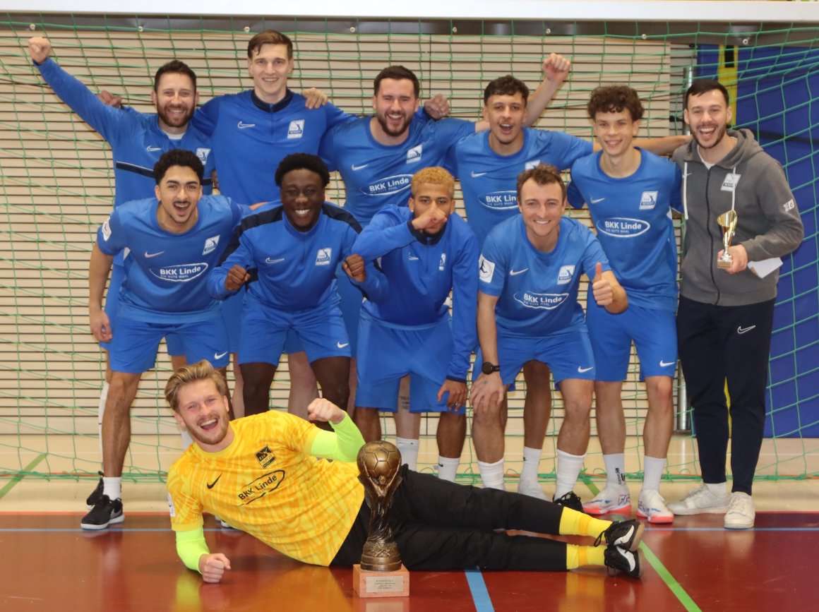 Erstmals nach zehn Jahren Pause holte der TSV Schott Mainz sich den Siegerscheck des Schiedsrichterturniers ab. Das Team vom Finaltag: (v.l.) Nicklas Schlosser, Dominik Ahlbach, Jacob Roden, Abdellatif El Mahaoui, Florian Lang, Coach Silas Schwarz. Mitte (v.l.): Dennis De Sousa Oelsner, Righteous Vodi, Ismael Wiegand, Daniel Bohl. Liegend: Jan Schulz.