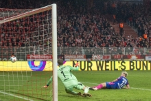 Benedict Hollerbach erzielt in dieser Szene das 2:0. Wirklich freuen konnte sich der Stürmer darüber am Ende aber nicht.