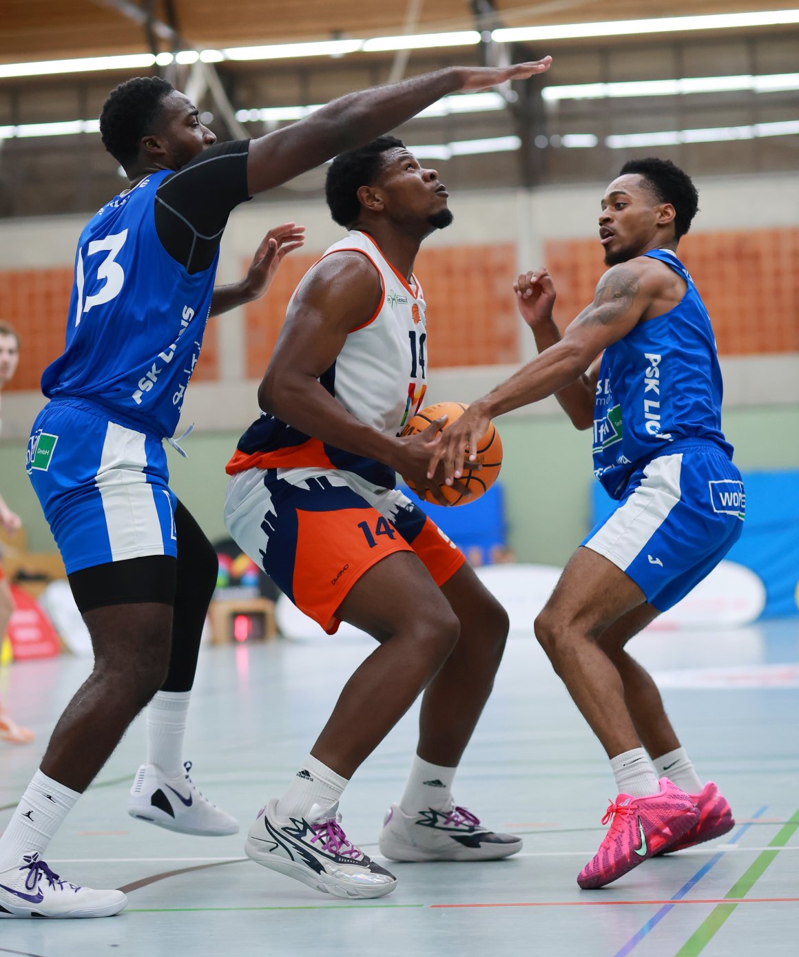 Eine Platzwunde unter dem linken Auge bedeutete das frühe Aus für Center Krist-Obi Fredrick (M.).