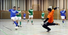 Erst sah es für den SV Italclub (l. Angelo Schiliro) im letzten Spiel gegen die TuS Marienborn um ihren todesmutigen Torwart Max Claus nach den benötigten Punkten für den Finalrundeneinzug aus. Dann aber drehte der schon ausgeschiedene Bezirksligist die Partie in den letzten Minuten noch zu  seinem einzigen Erfolg des Tages.