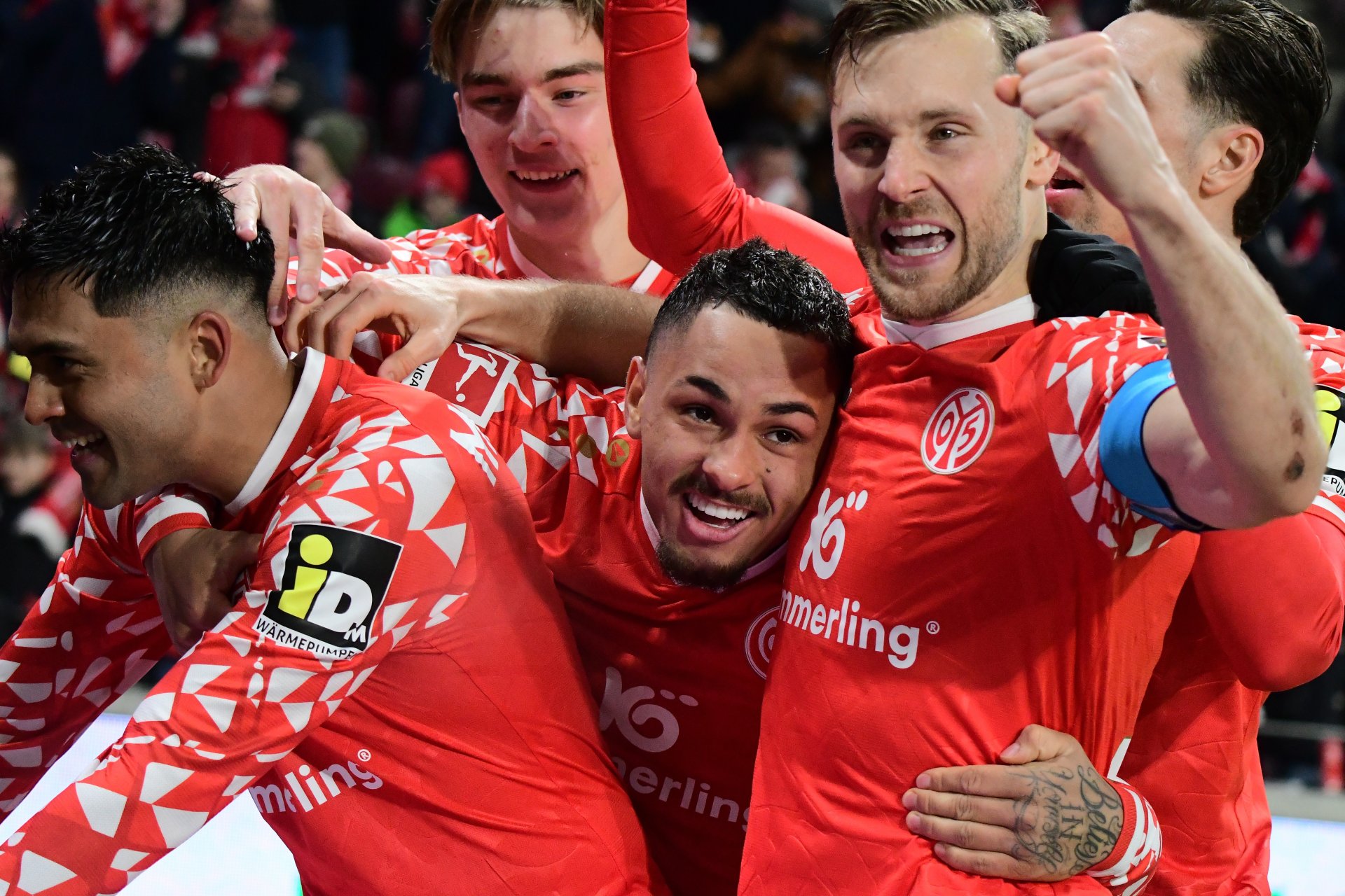 …Kapitän und 1:0-Schütze Silvan Widmer sowie weitere Kollegen zur Jubeltraube.