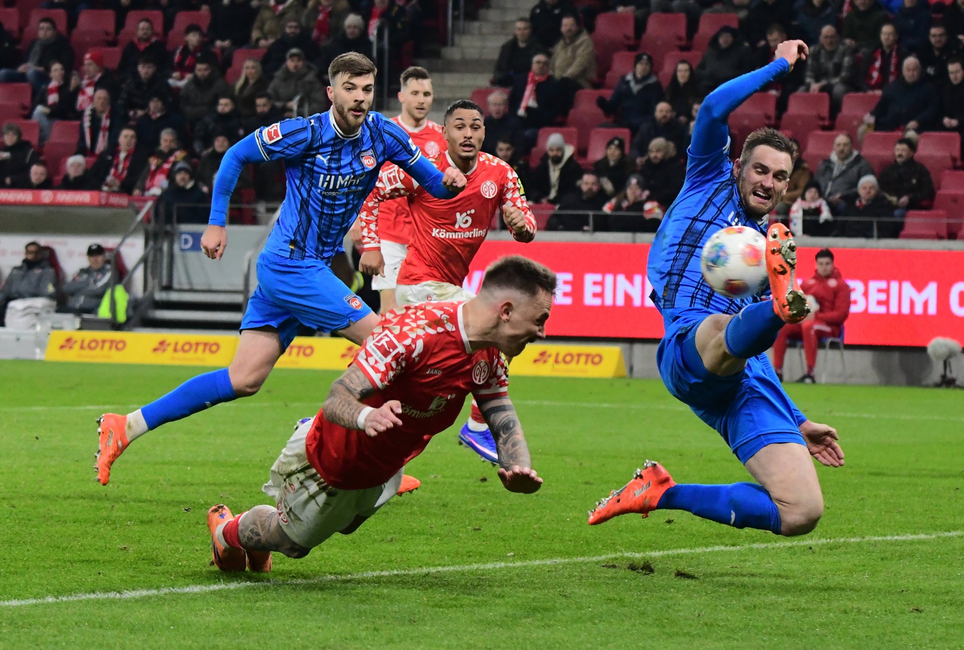 …dieser Flugkopfball aber nach Flanke von Dominik Kohr streicht knapp am langen Pfosten vorbei. 