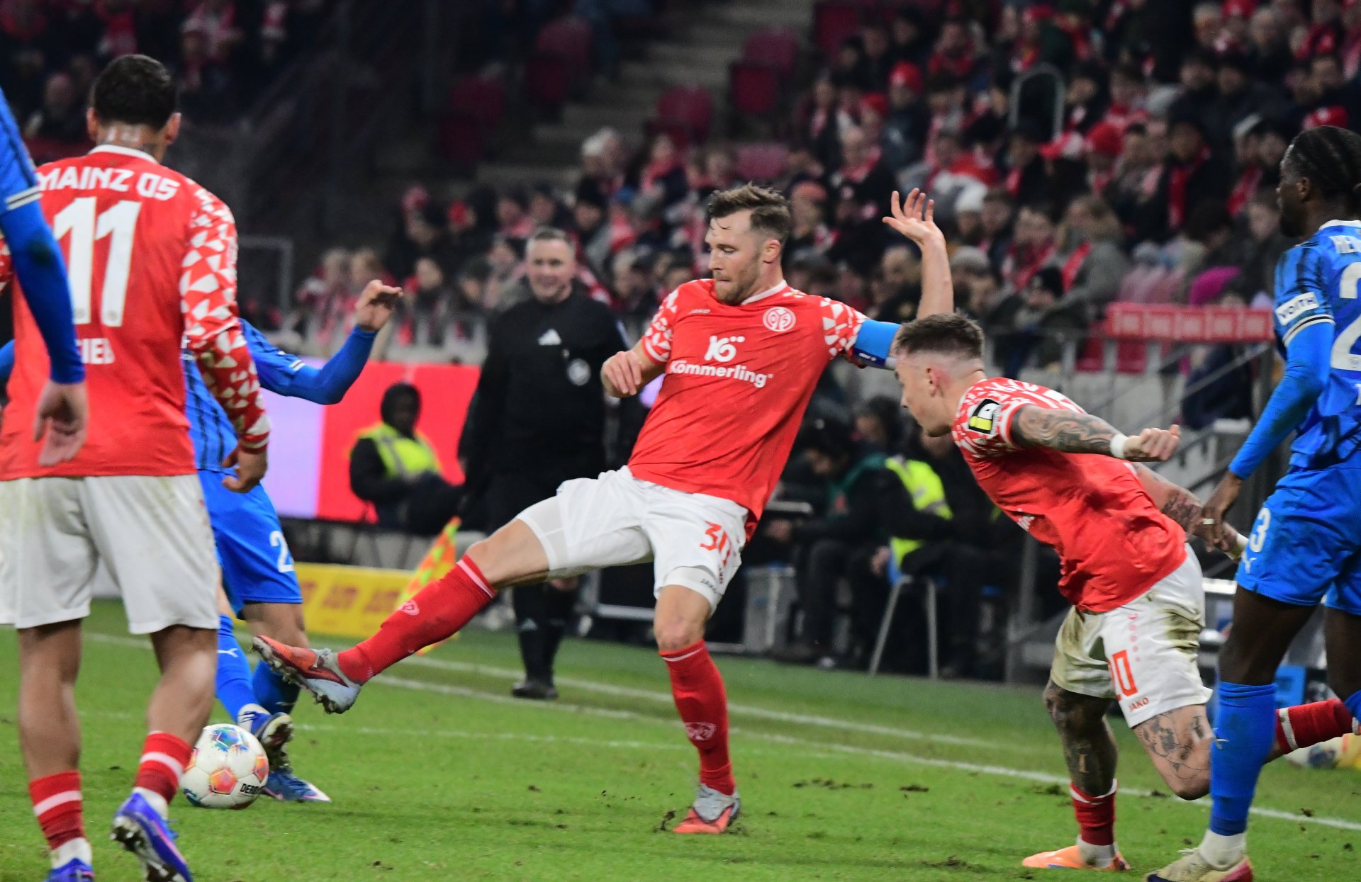 Silvan Widmer, der gerade seinen zweiten Frühling in Mainz erlebt, brachte die 05er nach einer halben Stunde in Führung…