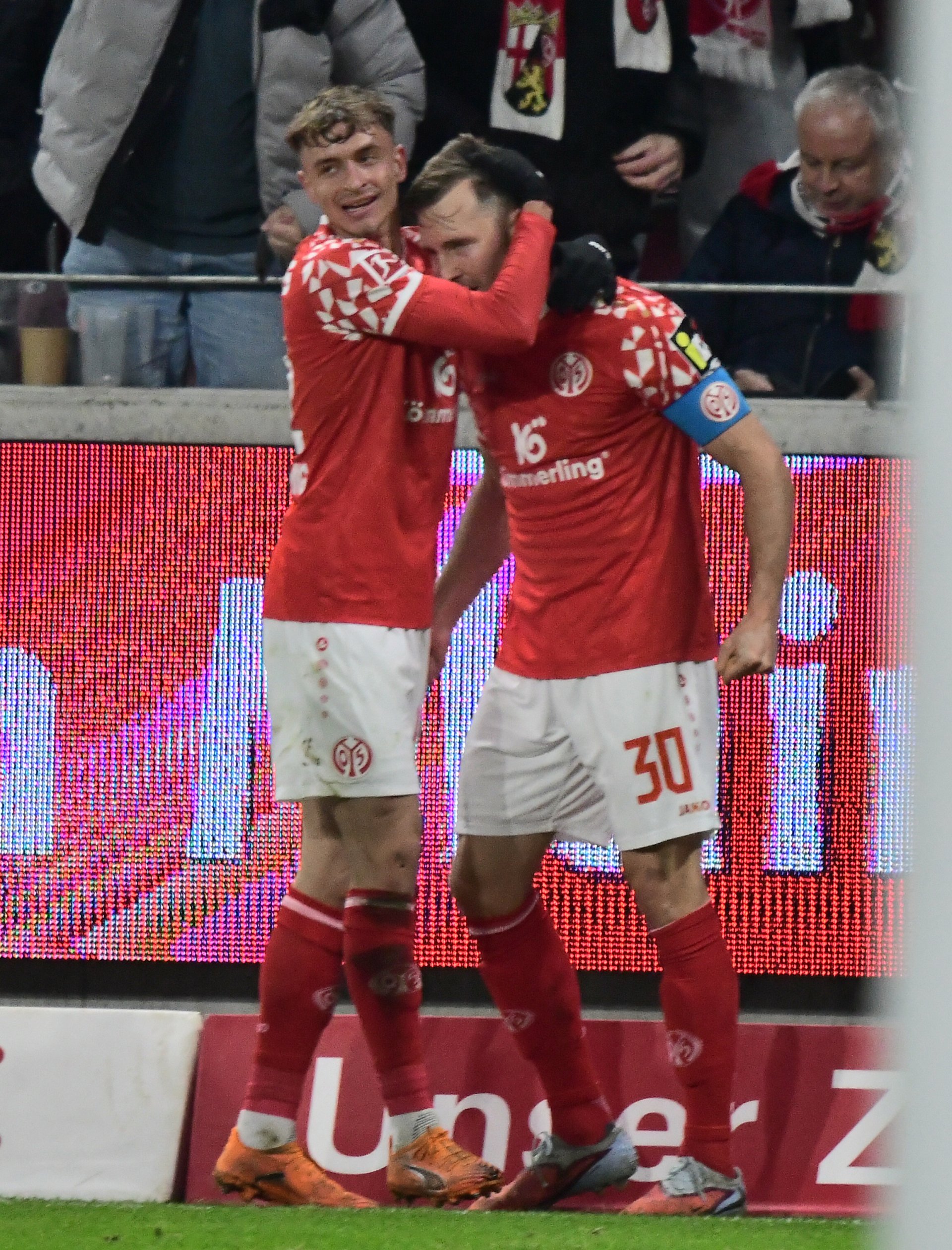 …danach begann die dominante Phase des Tabellenletzten, an der Nicolas Veratschnig (l.) nicht mehr teilhaben konnte.