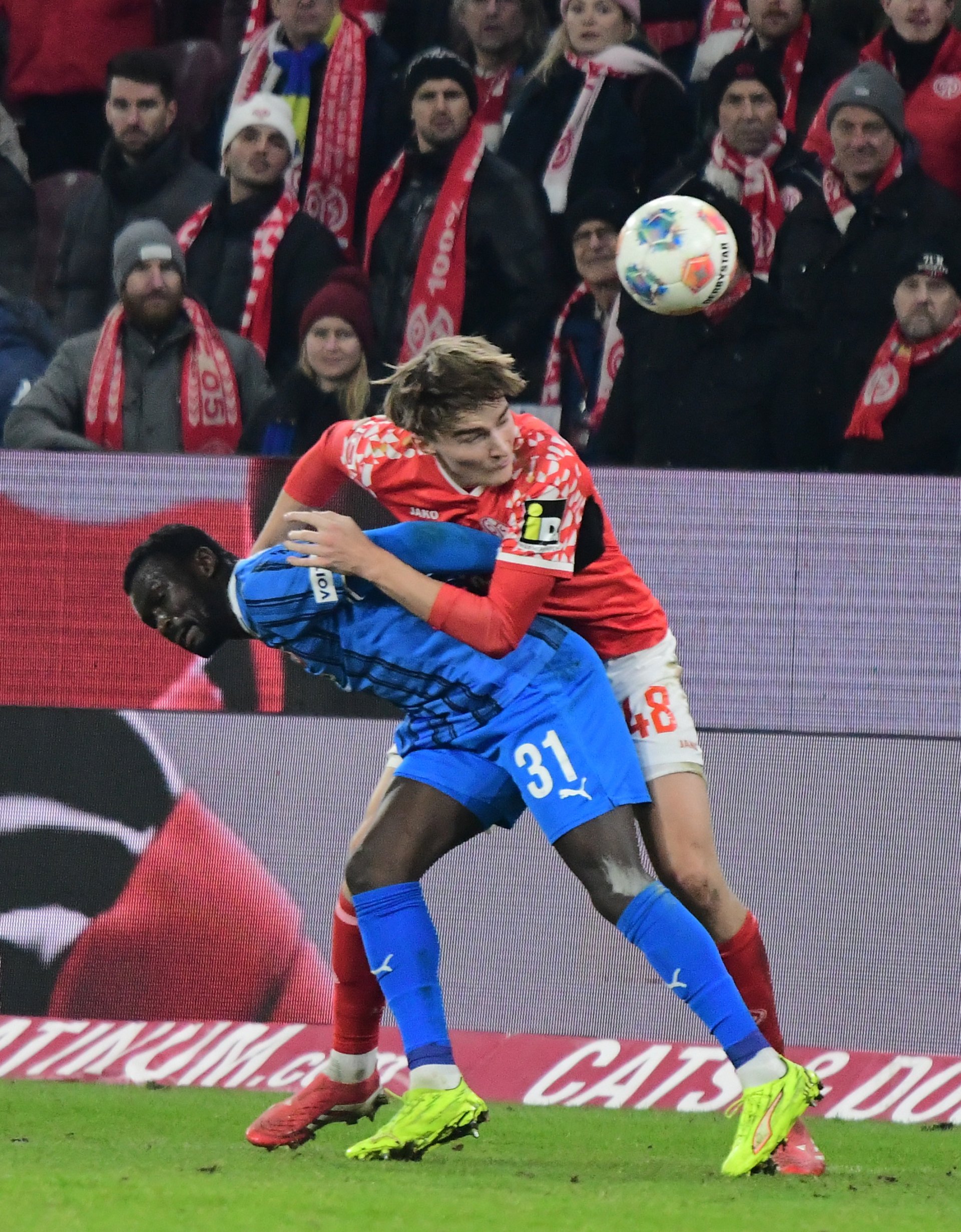 …kam Kacper Potulski, der allerdings nicht die linke Außenbahn übernahm, sondern in die Innenverteidigung rückte und insbesondere in der Heidenheimer Drangphase großen Anteil daran hatte, dass die Mainzer den Sieg über die Zeit brachten.