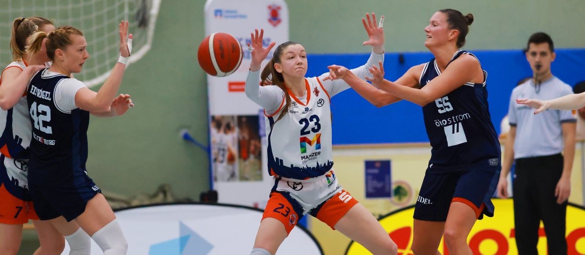 Jordan Barron (M.) und Alina Dötsch (l., verdeckt) sind die robustesten Verteidigerinnen des ASC. Sie sollen auch die Kreise von USC-Routinier Stephanie Wagner (r.) einengen.