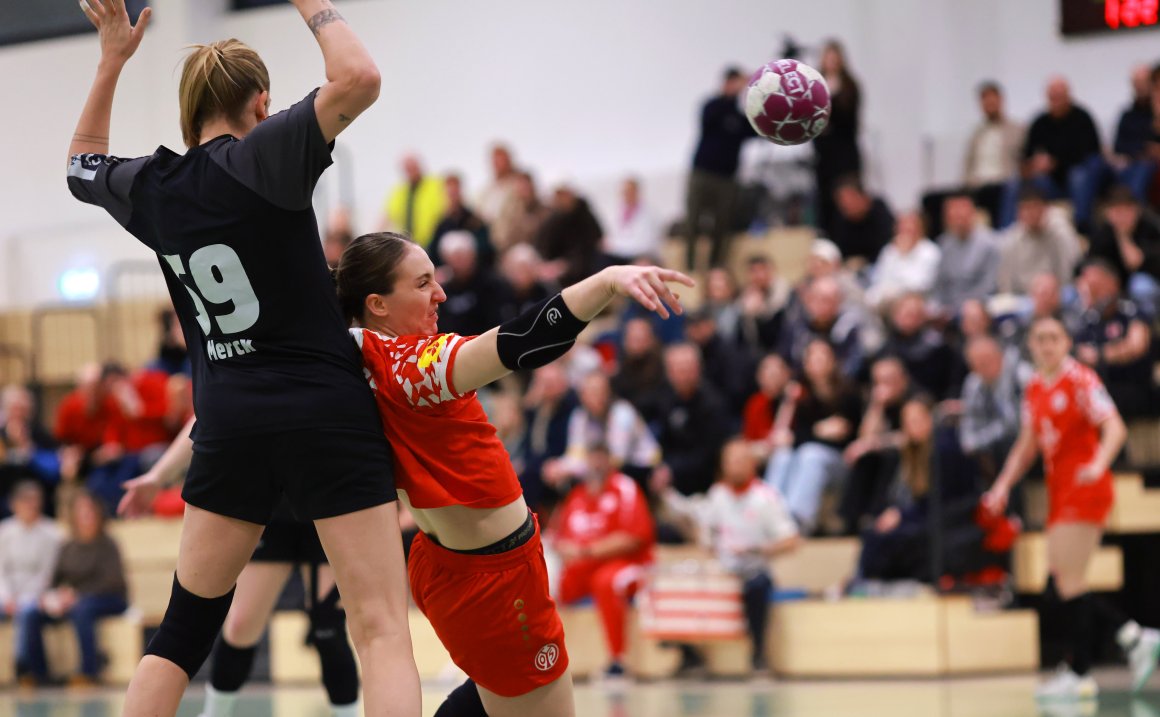 Leah Schulze war von der Abwehr der Gäste oft doppelt abgeschirmt und musste sich weitgehend auf das Weiterleiten der Bälle konzentrieren. 