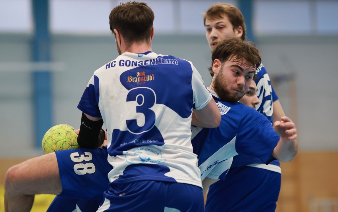 Elias Pfeifer legt sich quer für die TSG 1846 Bretzenheim, die einen unerwartet lockeren Derbysieg gegen den HC Gonsenheim feierte.