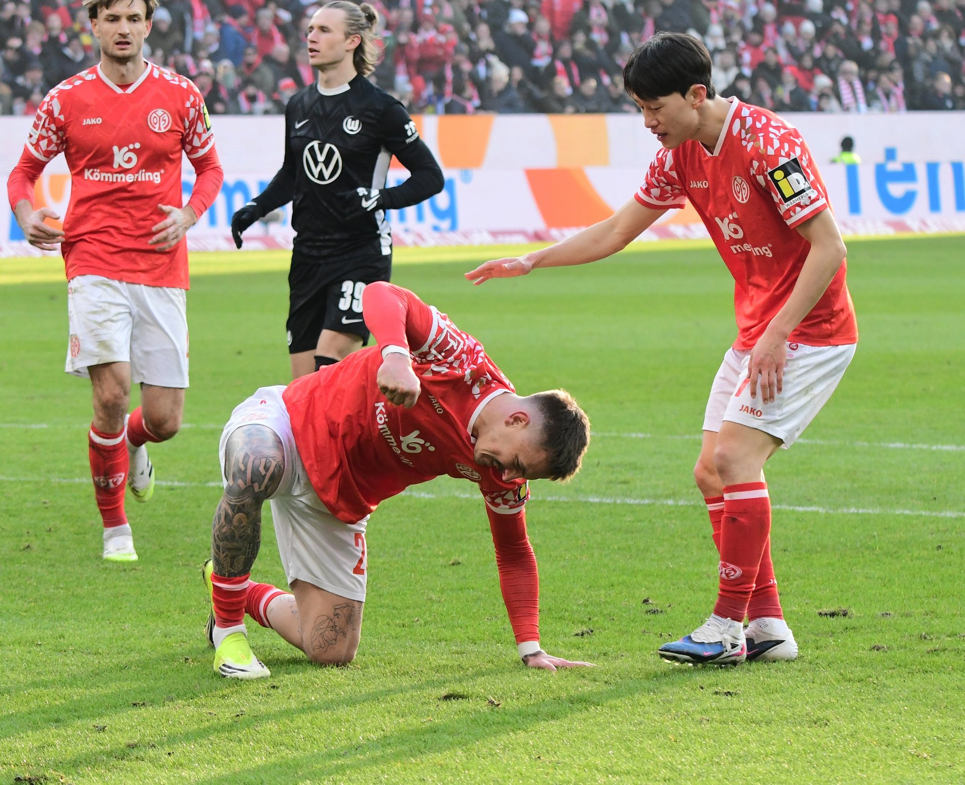 ...und so verärgert, dass er am liebsten ein Loch in den ohnehin malträtierten Rasen geschlagen hätte...