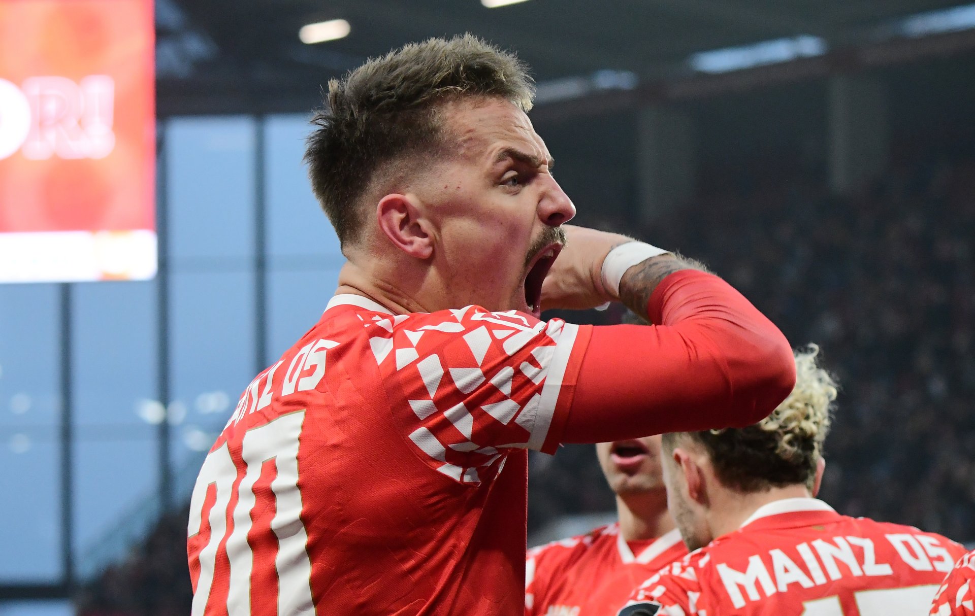 …nach seinem Kopfballtor zum 1:1 musste die ganze Erleichterung raus.