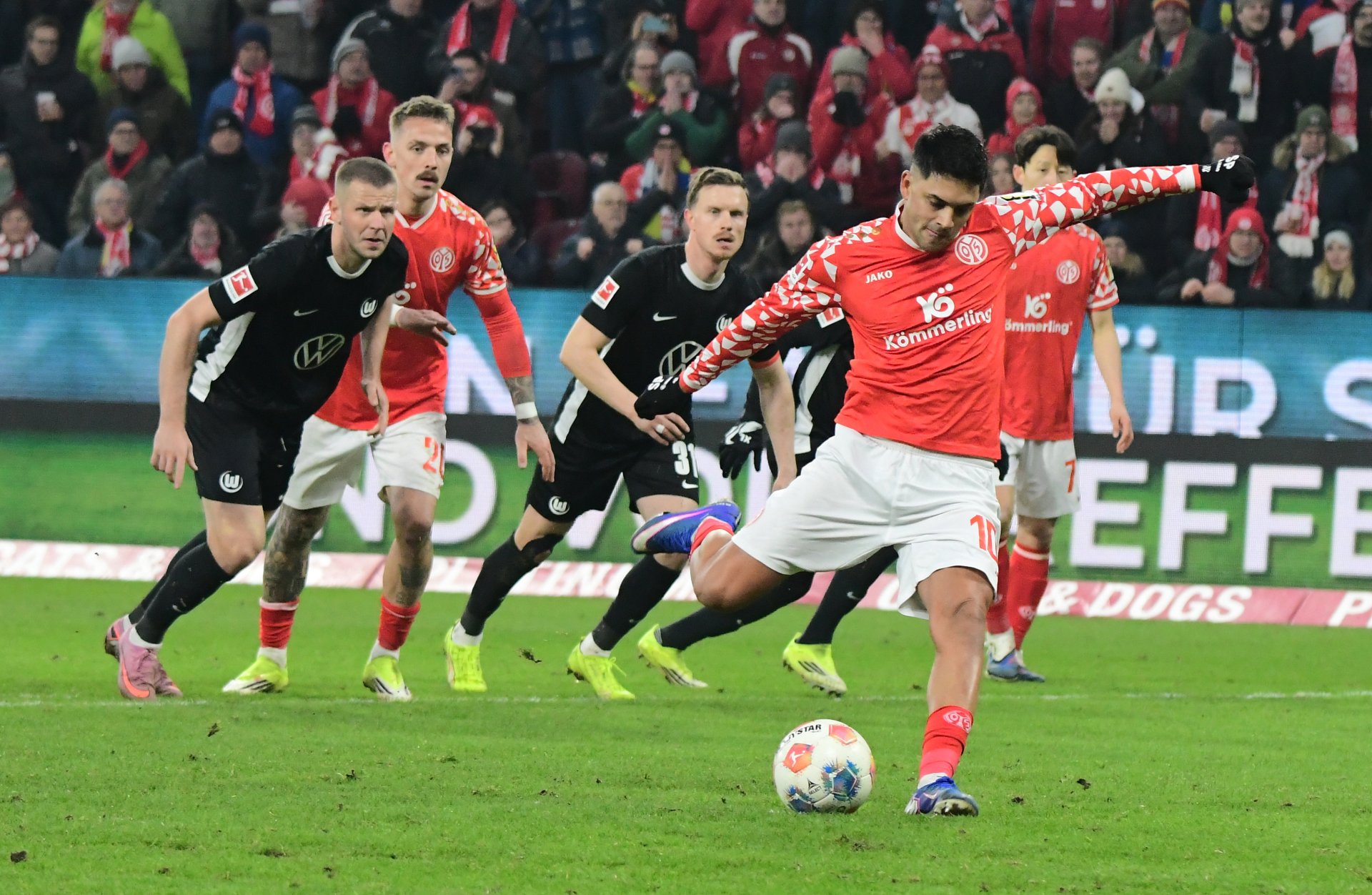 Auch dem Handelfmeter zum 3:1 waren ein Eckball Amiris (sowie ein Bell-Kopfball) vorausgegangen. Den Strafstoß verwandelte der Spielmacher selbst...