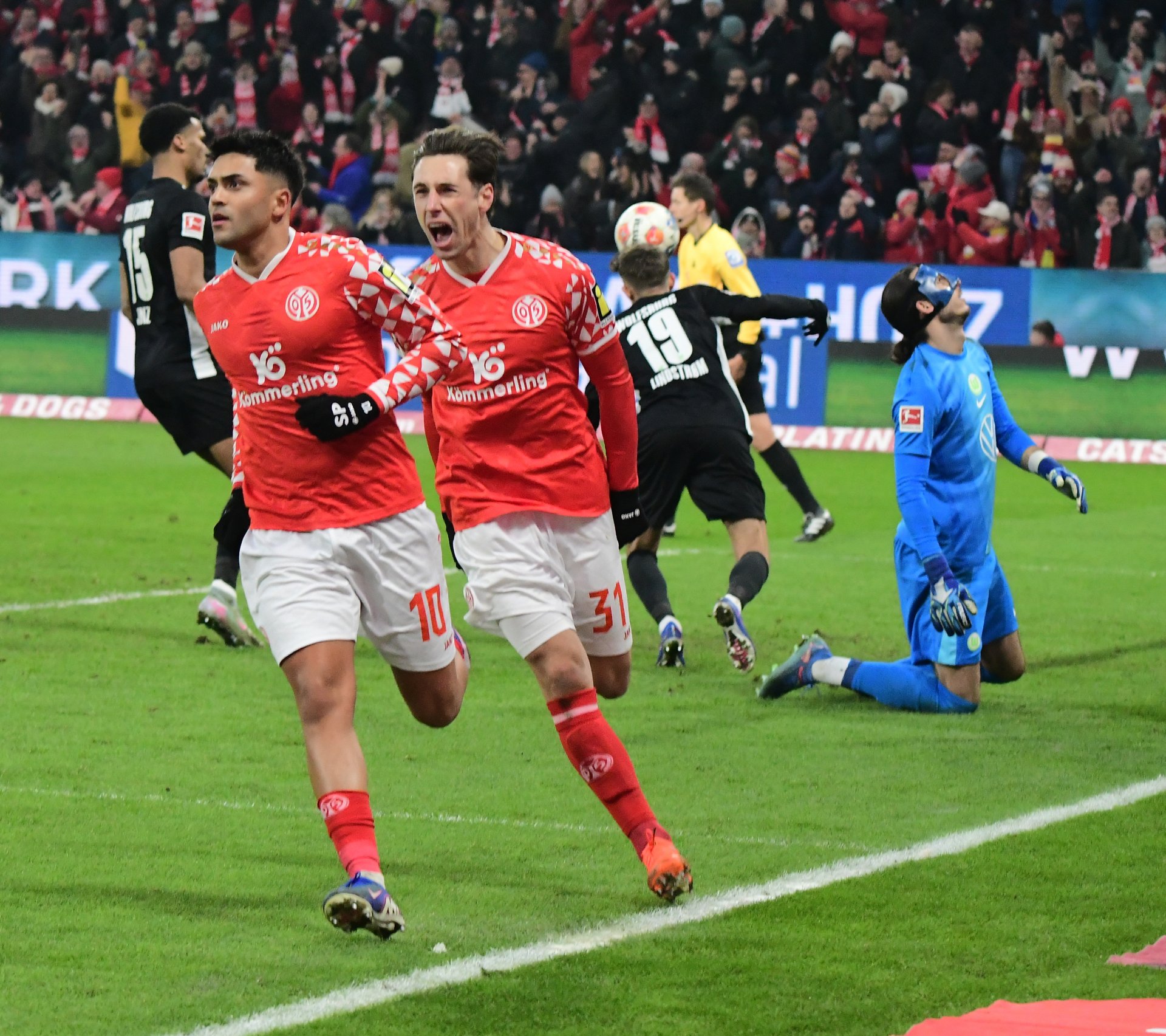 ...bevor er, verfolgt von Dominik Kohr, zum Jubellauf ansetzte...