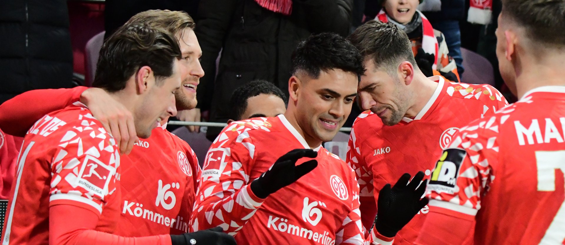 ...und sich von weiteren Mitspielern feiern ließ.