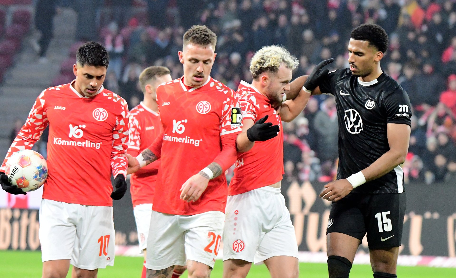 Ein kleines Gerangel lieferten sich Benedict Hollerbach und der vorige Saison für die 05er tätige Moritz Jenz während der Überprüfung der Strafstoßszene.