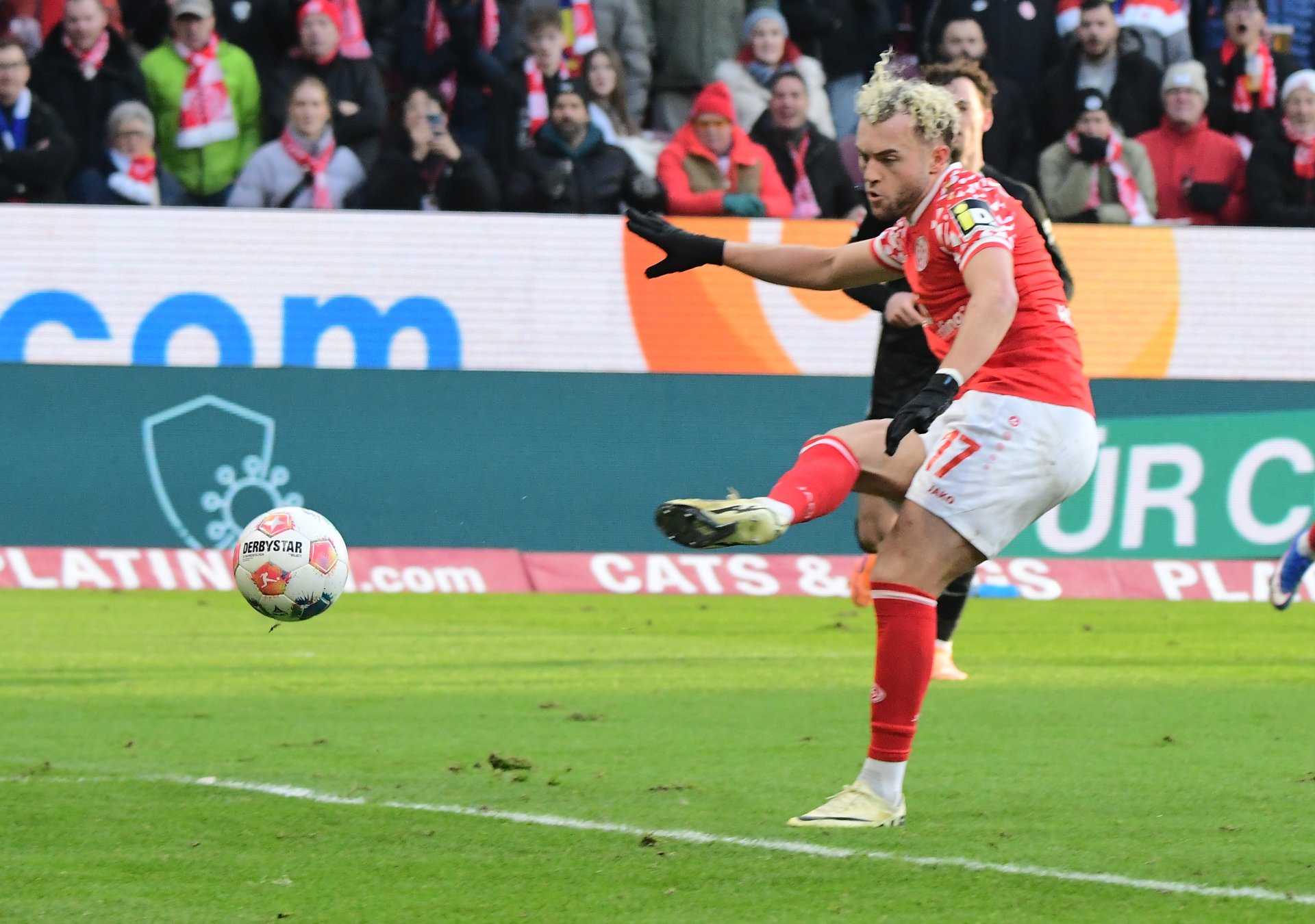  ...mit der dieser am auf der Linie stehenden Denis Vavro scheiterte.