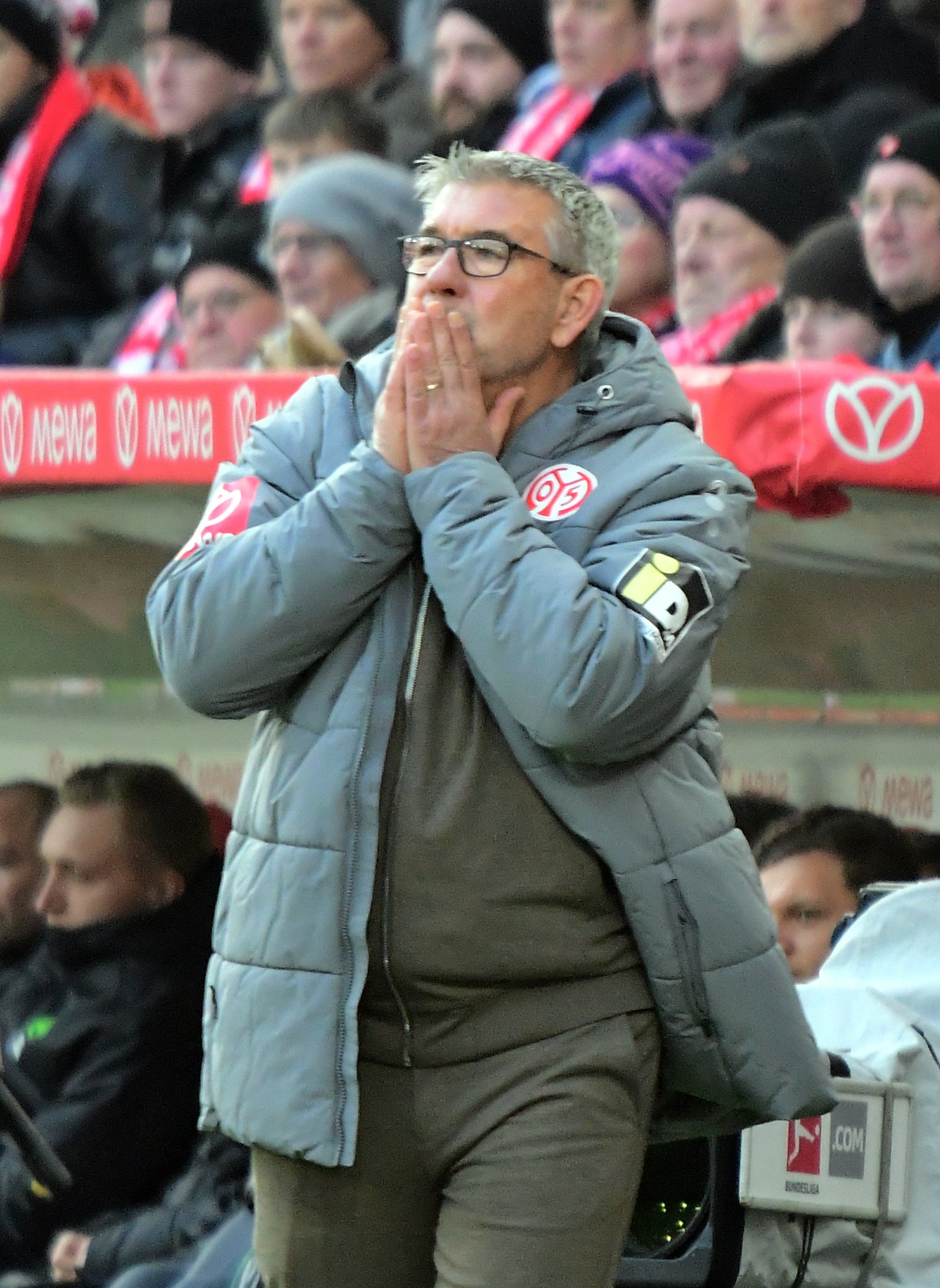 Das erste Mal die Hände vors Gesicht schlagen konnte 05-Trainer Urs Fischer in der dritten Minute...