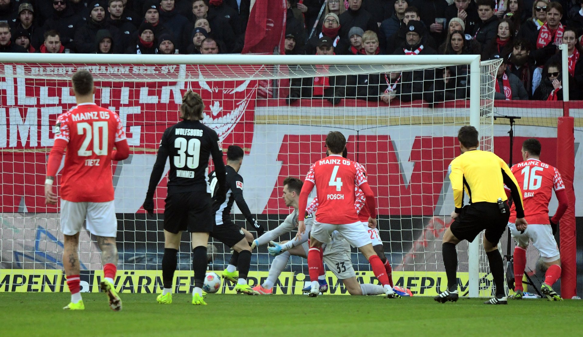 ...als seine Mannschaft in Rückstand geriet, später beim verschossenen Strafstoß und...