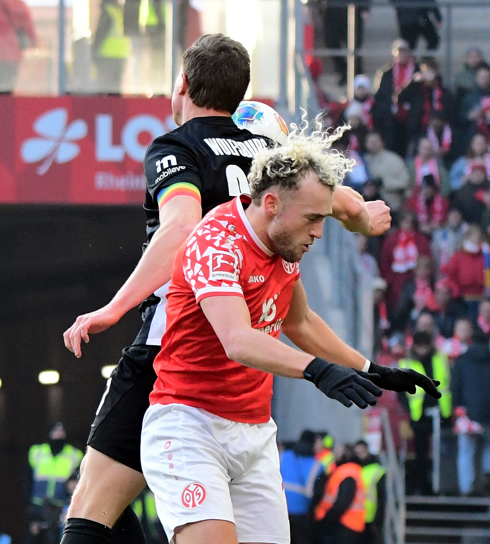 ...den vergebenen Chancen Hollerbachs, der aber per Kopfballaufsetzer die Vorlage zum 2:1 lieferte. 