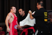 Gefeiert wie ein Sieger: Greco-Leichtgewichtler Wladimir Berenhardt (l., mit Trainer Davyd Bichinashvili und Betreuer Hakan Cinar) gab gegen Weltmeister Davor Stefanek nur einen Punkt ab.