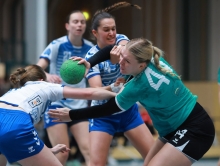 Die Defensivspielerinnen der Südpfalz Tiger hängen sich an Xenia Poth, die auf vier Treffer kam.