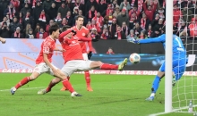 Mit langem Bein macht er ihn rein: Stefan Bells 2:1 gegen den VfL Wolfsburg.