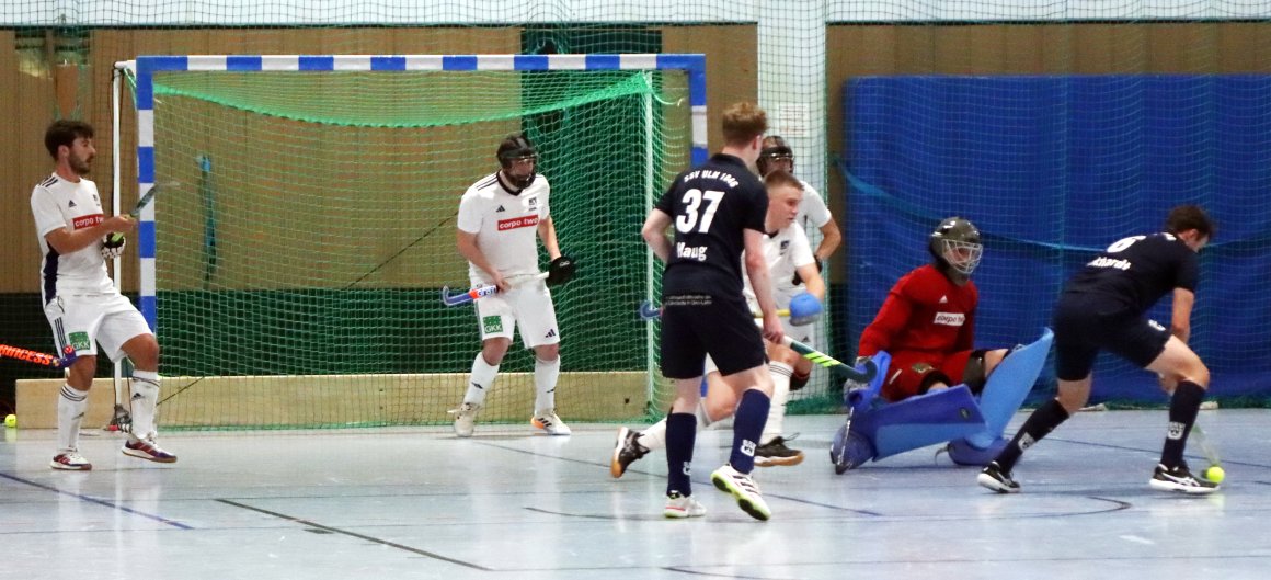 Sekunden zwischen Klassenverbleib und Abstieg: Der Ulmer Jakob Burkhardt hat den Abpraller nach der Abwehr einer Strafecke auf und setzt neu an... 