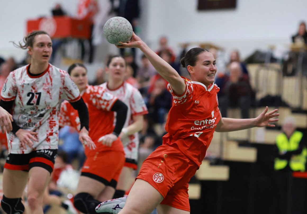 Nora Schulze hat sich durchgesetzt und kann frei abschließen. Einen ihrer zwei Versuche nutzte die Spielorganisatorin, die in der zweiten Halbzeit aber auch von Halbrechts aus zum Kreis auflöste..  