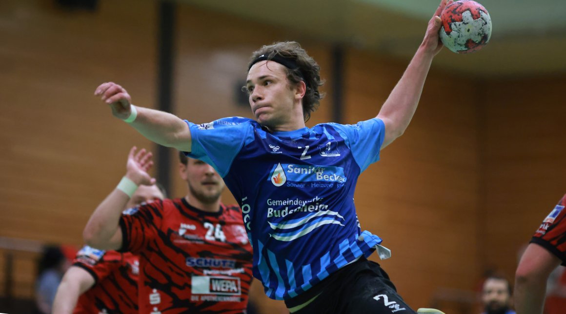 Jannis Schnitter war von der Erkältungswelle im Team nicht betroffen und fliegt hier frisch durch die Gästeabwehr.