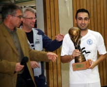 Pokalehren: Babak Keyhanfar führte den SV Gonsenheim als Spielertrainer zum ersten Erfolg bei der Veranstaltung seit dem Jahr 2012. Der Sportabteilungsleiter der Stadt, Dieter Ebert (l.), und Schiedsrichterobmann Gerhard Ott gratulierten.