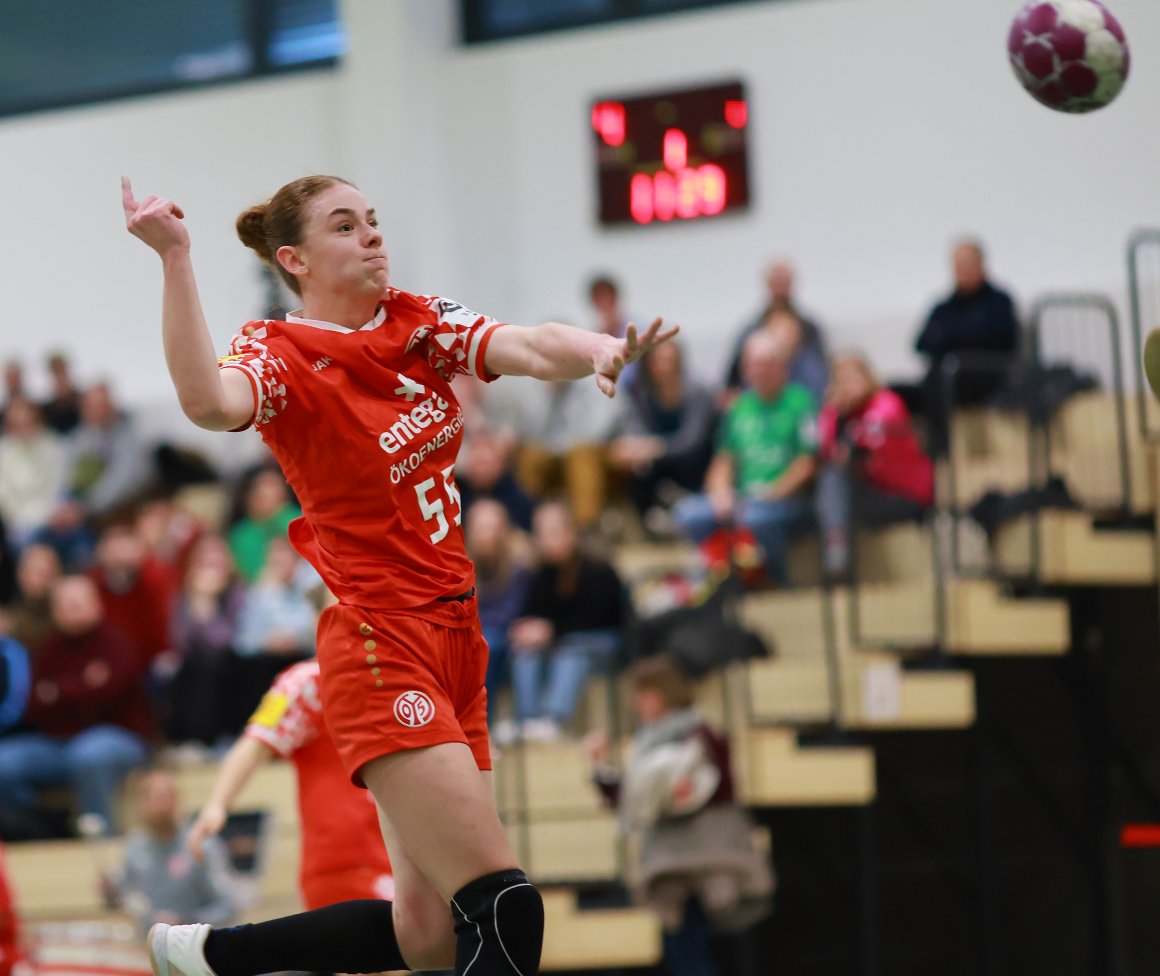 Helena Rhein erzielte das letzte ihrer sieben Tore in der 40. Minute zum letzten engen Spielstand. Danach fehlten die Tore der Linkshänderin, so war das Spiel nicht mehr zu drehen.