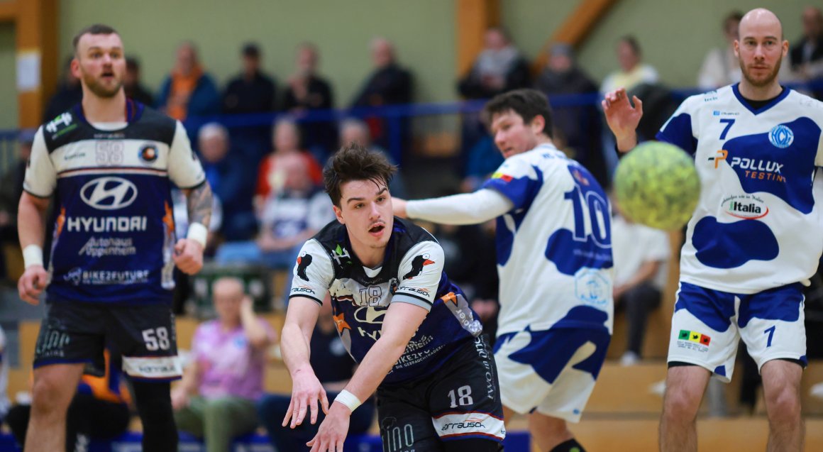 Till Uhrig war mit drei Feldtoren sowie einen erfolgreichen Siebenmeter, dem einzigen für sein Team im Derby, am Erfolg gegen den HCG beteiligt.