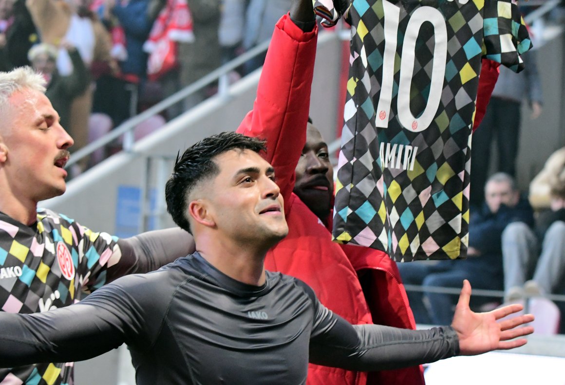 Nadiem Amiri lässt sich für seinen zweiten Treffer feiern, Silas präsentiert das Trikot, dessen der Torschütze sich entledigt hat.