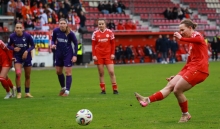 Kara Bathmann hätte in der 83. Minute das Spiel entscheiden können, scheiterte aber aus elf Metern. Nach dem Schlusspfiff sah sie die Gelb-Rote Karte.