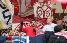 Viel fehlte nicht, und Stefan Bell hätte nicht nur den frühen Strafstoß heraisgeholt, sondern auch tief in der Nachspielzeit sein drittes Saisontor erzielt. Finn Dahmen bekam noch einen Fuß an den Ball. Die Humba anstimmen durfte der schier unverwüstliche Routinier nach seinem 301. Bundesligaspiel dennoch.